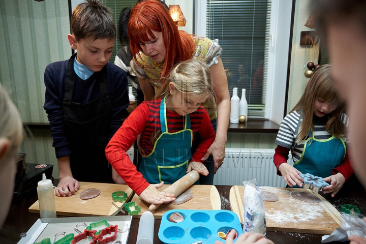(VIDEO-FOTO) Masterclass culinar de la micuţi: 13 copii au făcut prăjituri pentru Moş Crăciun