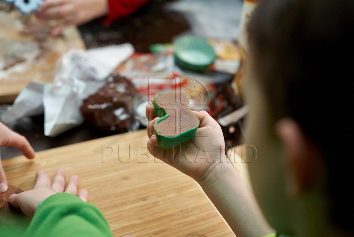 (VIDEO-FOTO) Masterclass culinar de la micuţi: 13 copii au făcut prăjituri pentru Moş Crăciun 