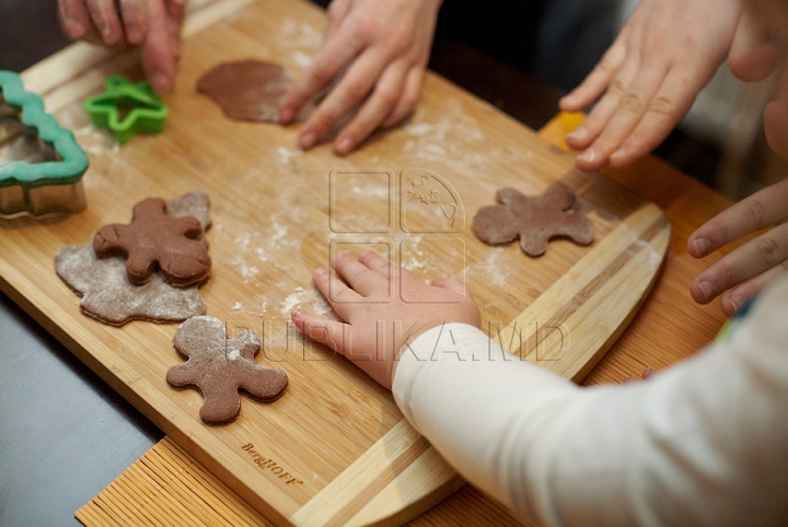 (VIDEO-FOTO) Masterclass culinar de la micuţi: 13 copii au făcut prăjituri pentru Moş Crăciun