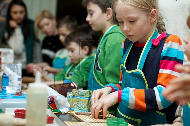 (VIDEO-FOTO) Masterclass culinar de la micuţi: 13 copii au făcut prăjituri pentru Moş Crăciun 