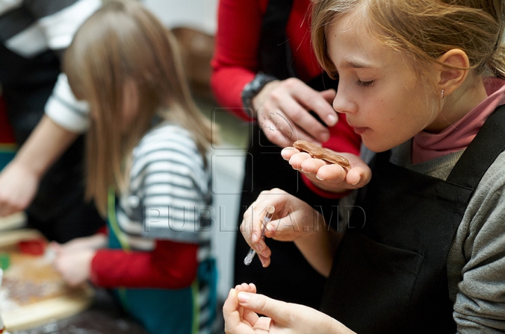 (VIDEO-FOTO) Masterclass culinar de la micuţi: 13 copii au făcut prăjituri pentru Moş Crăciun 