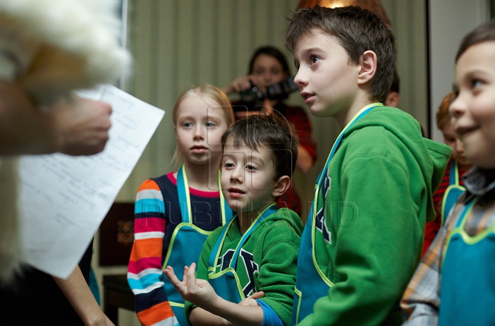 (VIDEO-FOTO) Masterclass culinar de la micuţi: 13 copii au făcut prăjituri pentru Moş Crăciun