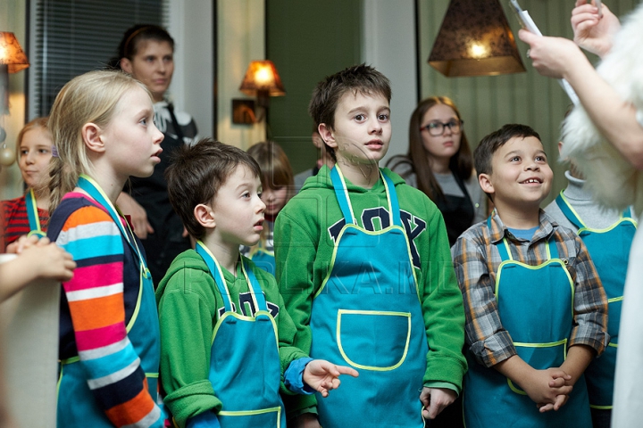 (VIDEO-FOTO) Masterclass culinar de la micuţi: 13 copii au făcut prăjituri pentru Moş Crăciun 