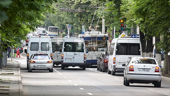 Accident în capitală! Un troleibuz s-a ciocnit cu un microbuz (FOTO)