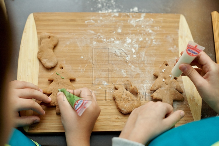 (VIDEO-FOTO) Masterclass culinar de la micuţi: 13 copii au făcut prăjituri pentru Moş Crăciun 