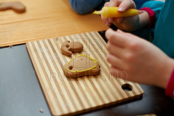 (VIDEO-FOTO) Masterclass culinar de la micuţi: 13 copii au făcut prăjituri pentru Moş Crăciun