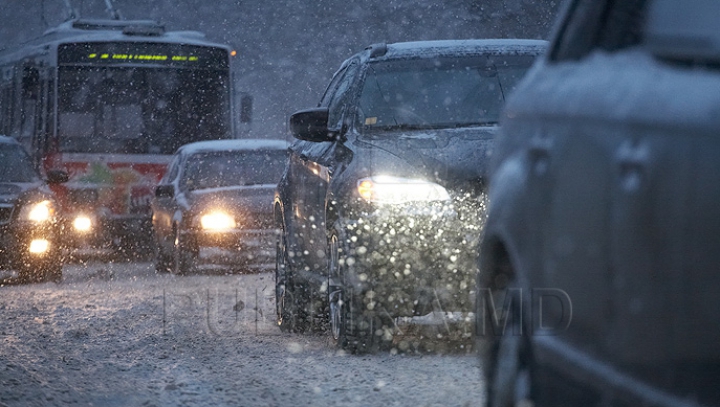 Drumuri BLOCATE şi trafic dat peste cap, în localitatea ta, din cauza ninsorii? Trimite imagini şi raportează orice problemă