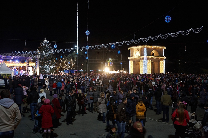 START sărbătorilor de iarnă la Chişinău! Principalul Pom de Crăciun al ţării şi-a aprins beculeţele (FOTO/VIDEO)