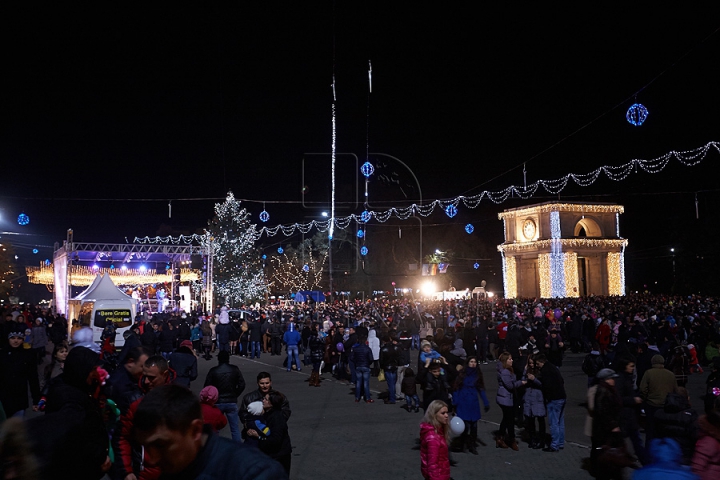 START sărbătorilor de iarnă la Chişinău! Principalul Pom de Crăciun al ţării şi-a aprins beculeţele (FOTO/VIDEO)