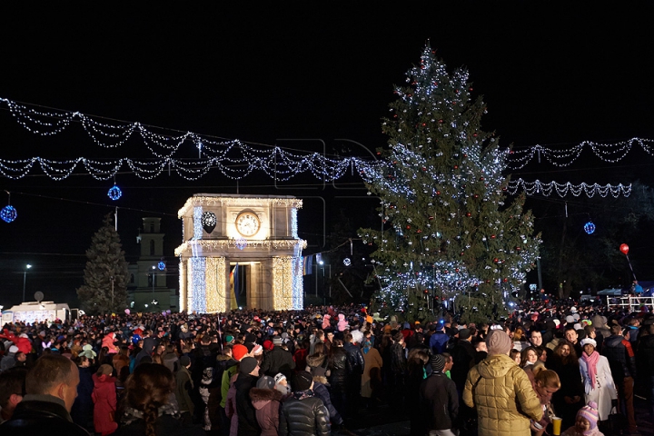 START sărbătorilor de iarnă la Chişinău! Principalul Pom de Crăciun al ţării şi-a aprins beculeţele (FOTO/VIDEO)