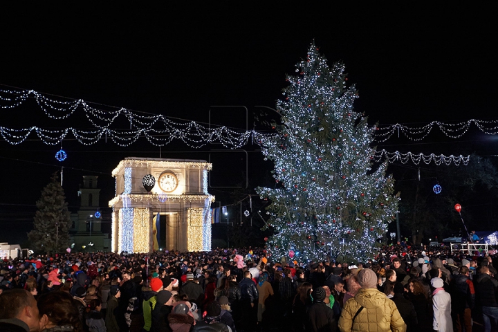 START sărbătorilor de iarnă la Chişinău! Principalul Pom de Crăciun al ţării şi-a aprins beculeţele (FOTO/VIDEO)