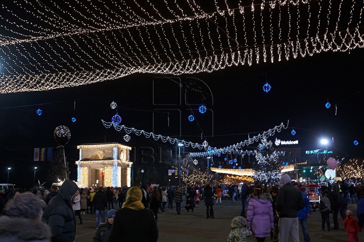 START sărbătorilor de iarnă la Chişinău! Principalul Pom de Crăciun al ţării şi-a aprins beculeţele (FOTO/VIDEO)