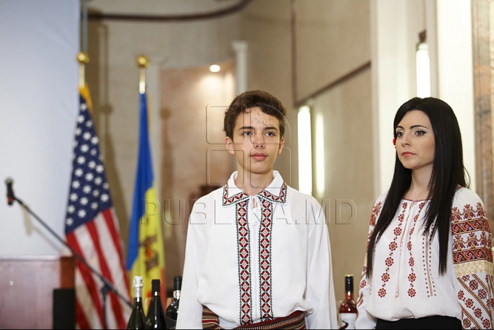 Vizita lui John Kerry la Vinăria Cricova în 70 de FOTOGRAFII. Imagini impresionante cu secretarul de stat american