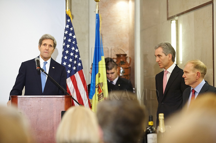 Vizita lui John Kerry la Vinăria Cricova în 70 de FOTOGRAFII. Imagini impresionante cu secretarul de stat american