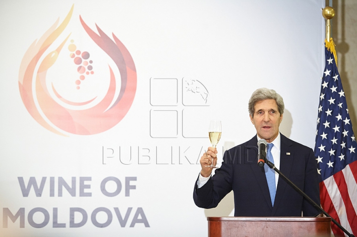 Vizita lui John Kerry la Vinăria Cricova în 70 de FOTOGRAFII. Imagini impresionante cu secretarul de stat american