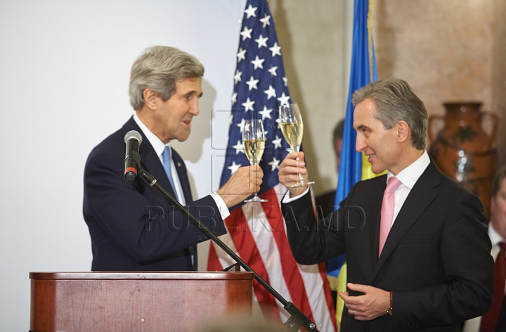 Vizita lui John Kerry la Vinăria Cricova în 70 de FOTOGRAFII. Imagini impresionante cu secretarul de stat american