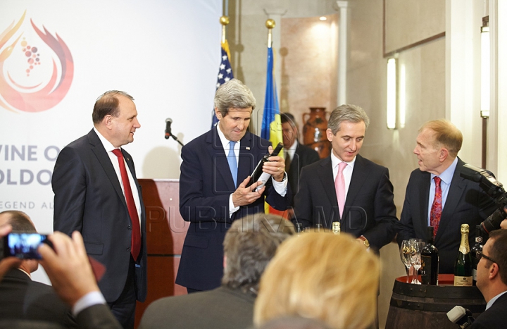 Vizita lui John Kerry la Vinăria Cricova în 70 de FOTOGRAFII. Imagini impresionante cu secretarul de stat american