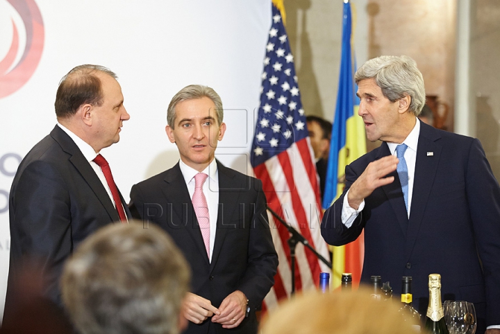 Vizita lui John Kerry la Vinăria Cricova în 70 de FOTOGRAFII. Imagini impresionante cu secretarul de stat american