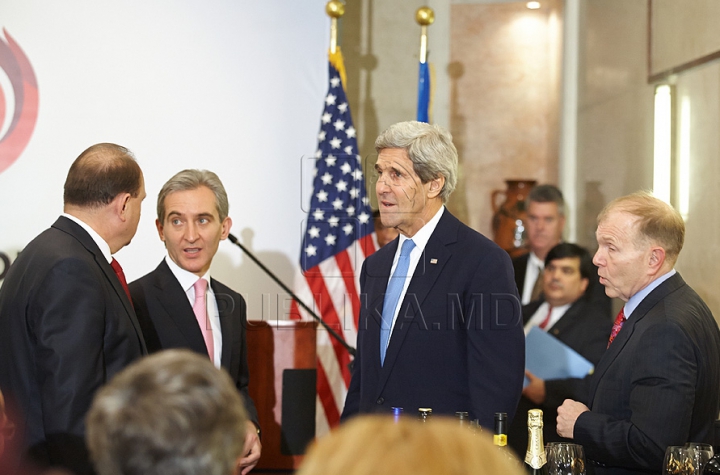 Vizita lui John Kerry la Vinăria Cricova în 70 de FOTOGRAFII. Imagini impresionante cu secretarul de stat american