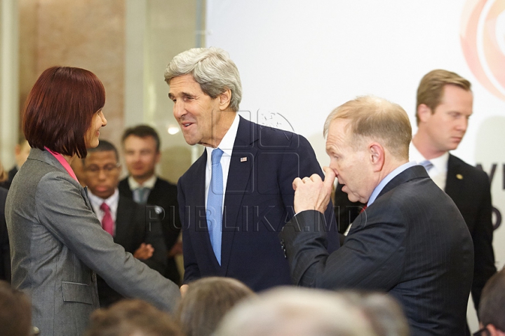 Vizita lui John Kerry la Vinăria Cricova în 70 de FOTOGRAFII. Imagini impresionante cu secretarul de stat american