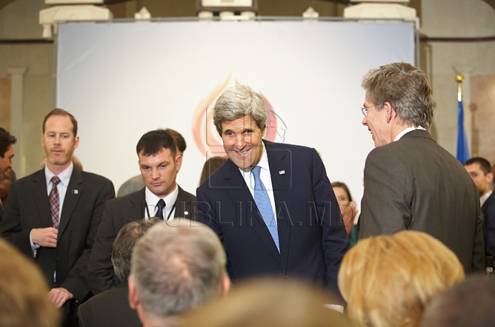 Vizita lui John Kerry la Vinăria Cricova în 70 de FOTOGRAFII. Imagini impresionante cu secretarul de stat american