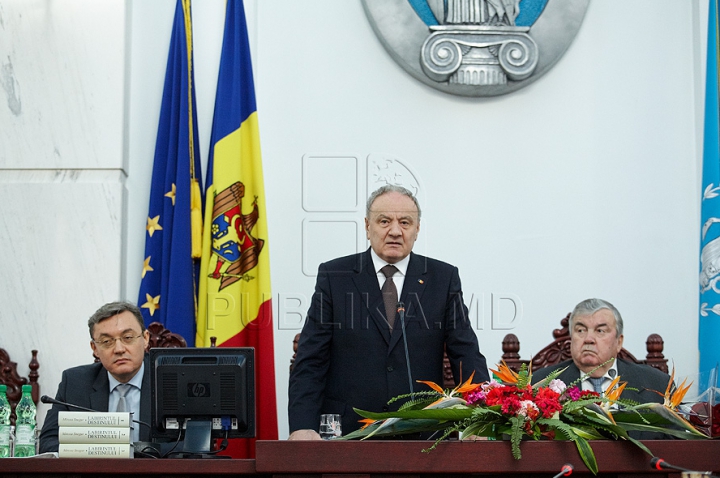 După zece ani de muncă, primul preşedinte al ţării, Mircea Snegur, a lansat cartea "Labirintul Destinului" (FOTO/VIDEO)