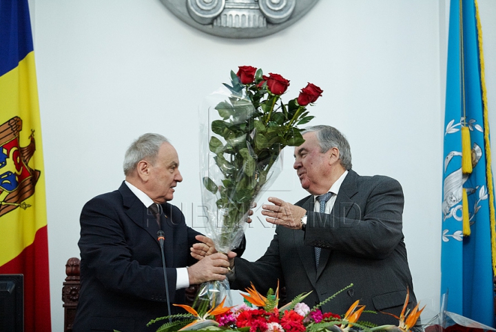 După zece ani de muncă, primul preşedinte al ţării, Mircea Snegur, a lansat cartea "Labirintul Destinului" (FOTO/VIDEO)