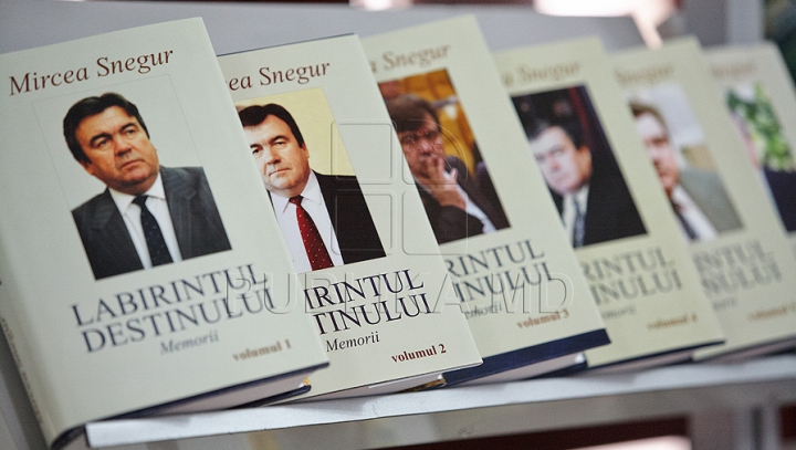 După zece ani de muncă, primul preşedinte al ţării, Mircea Snegur, a lansat cartea "Labirintul Destinului" (FOTO/VIDEO)