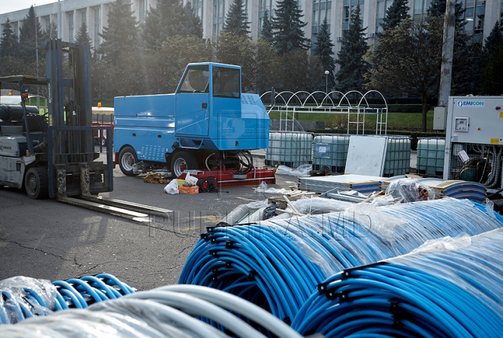 Surpriză de sărbători. Un patinoar în aer liber va fi amenajat chiar în Piaţa Marii Adunări Naţionale (FOTO)