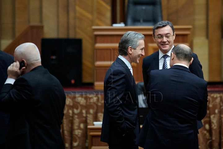 Dezbaterea noii moţiuni de cenzură împotriva Guvernului Leancă în IMAGINI. Ce au făcut deputaţii timp de trei ore