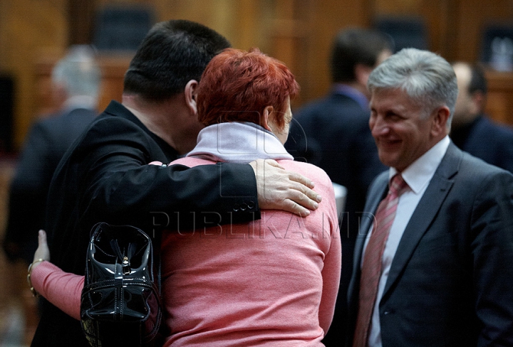 Dezbaterea noii moţiuni de cenzură împotriva Guvernului Leancă în IMAGINI. Ce au făcut deputaţii timp de trei ore