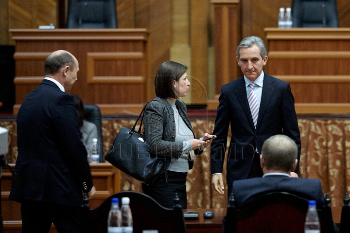 Dezbaterea noii moţiuni de cenzură împotriva Guvernului Leancă în IMAGINI. Ce au făcut deputaţii timp de trei ore