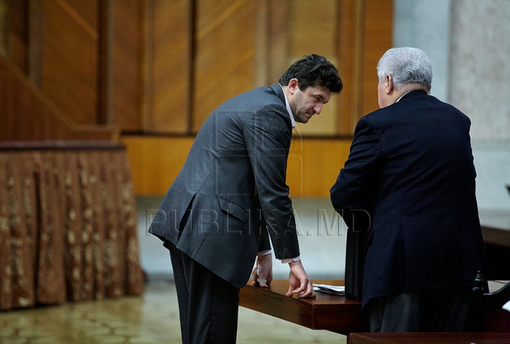 Dezbaterea noii moţiuni de cenzură împotriva Guvernului Leancă în IMAGINI. Ce au făcut deputaţii timp de trei ore