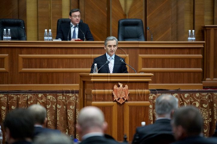 Dezbaterea noii moţiuni de cenzură împotriva Guvernului Leancă în IMAGINI. Ce au făcut deputaţii timp de trei ore