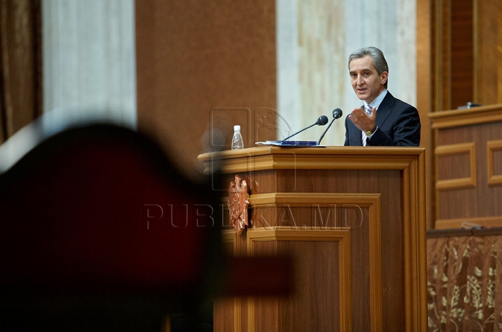 Dezbaterea noii moţiuni de cenzură împotriva Guvernului Leancă în IMAGINI. Ce au făcut deputaţii timp de trei ore