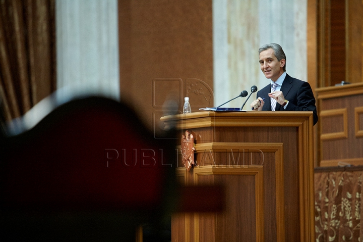 Dezbaterea noii moţiuni de cenzură împotriva Guvernului Leancă în IMAGINI. Ce au făcut deputaţii timp de trei ore