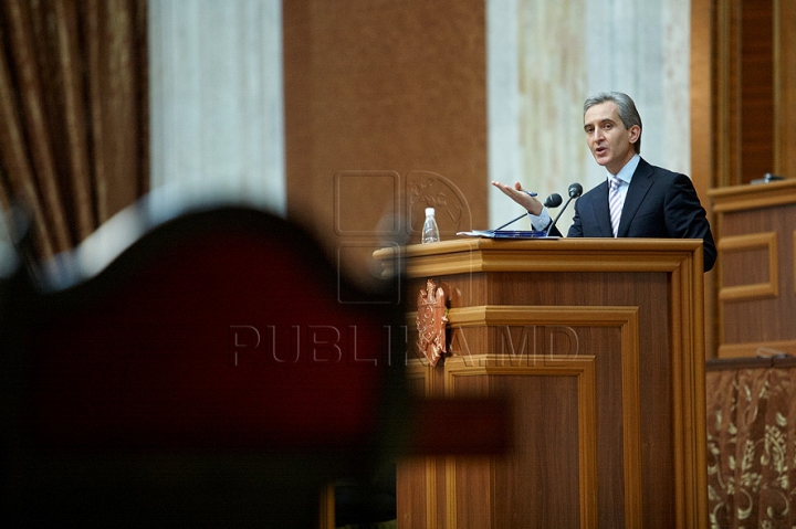 Dezbaterea noii moţiuni de cenzură împotriva Guvernului Leancă în IMAGINI. Ce au făcut deputaţii timp de trei ore