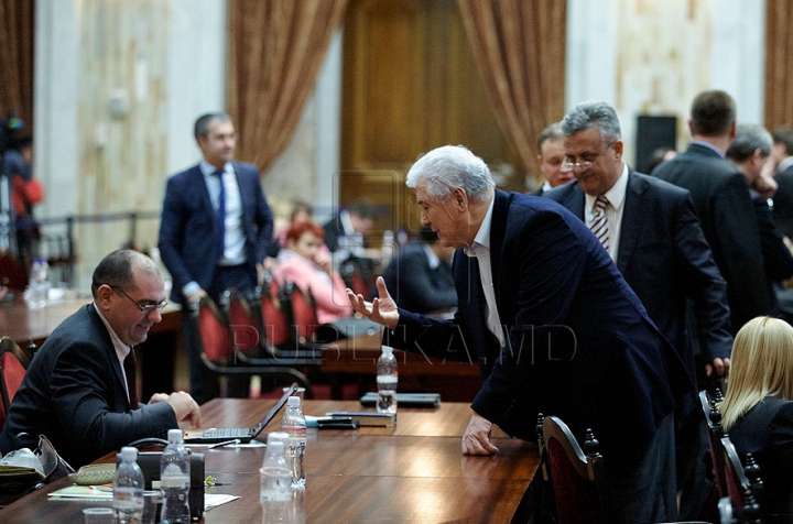 Dezbaterea noii moţiuni de cenzură împotriva Guvernului Leancă în IMAGINI. Ce au făcut deputaţii timp de trei ore