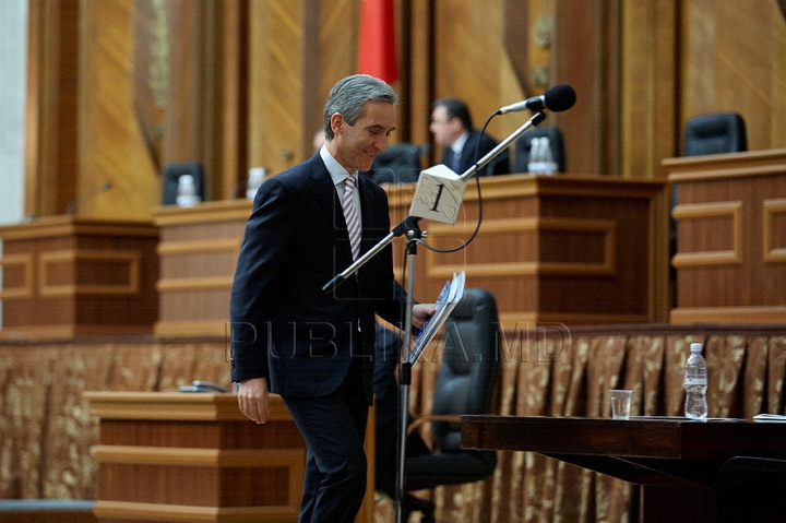 Dezbaterea noii moţiuni de cenzură împotriva Guvernului Leancă în IMAGINI. Ce au făcut deputaţii timp de trei ore