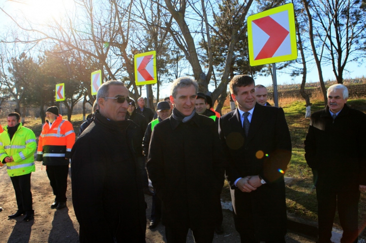 Viaţă mai uşoară pentru şoferii care circulă pe traseul Chişinău-Bălţi. Au fost inauguraţi 90 de km de drum reabilitat (FOTO)