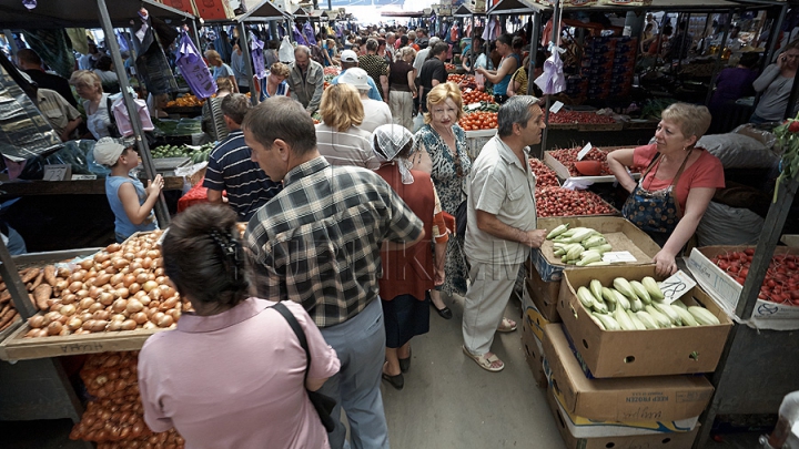 Pieţele şi centrele comerciale, sub lupa autorităţilor. Timp de o lună inspectorii vor monitoriza activitatea acestora