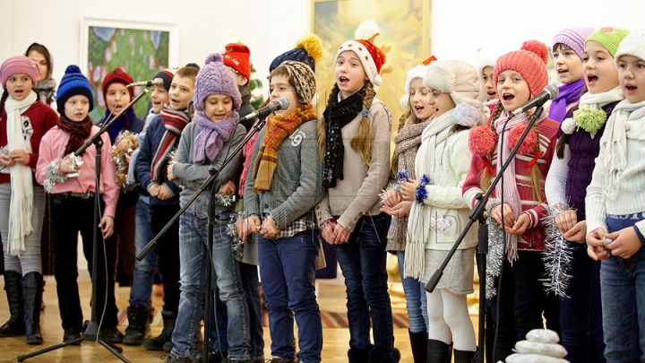 Cântece şi dansuri la Muzeul de Artă din Capitală. Mai mulţi copii au luat parte la o paradă a măştilor (GALERIE FOTO)