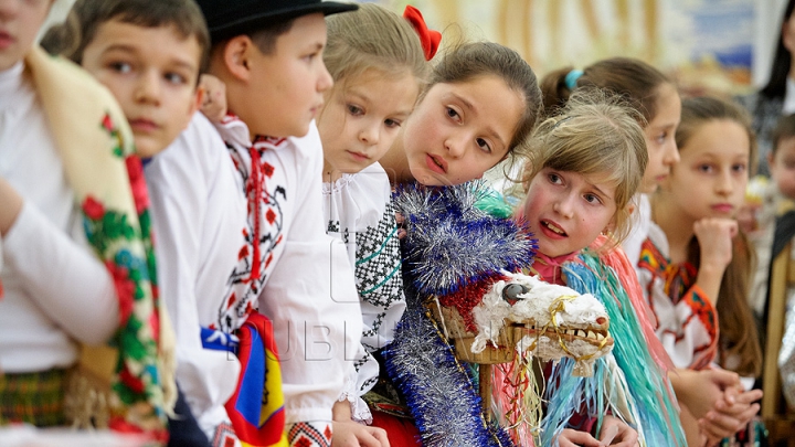 Cântece şi dansuri la Muzeul de Artă din Capitală. Mai mulţi copii au luat parte la o paradă a măştilor (GALERIE FOTO)