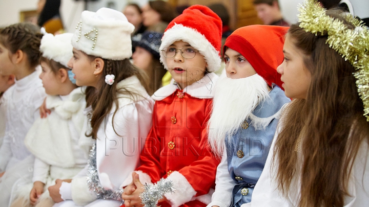 Cântece şi dansuri la Muzeul de Artă din Capitală. Mai mulţi copii au luat parte la o paradă a măştilor (GALERIE FOTO)