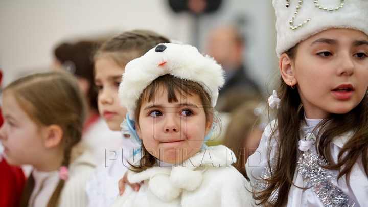 Cântece şi dansuri la Muzeul de Artă din Capitală. Mai mulţi copii au luat parte la o paradă a măştilor (GALERIE FOTO)