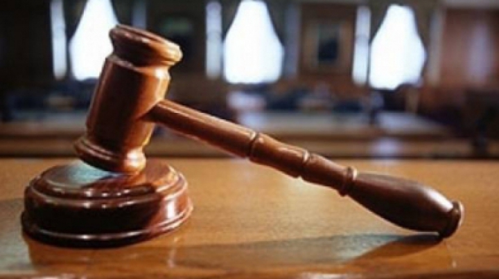 Doi poliţişti din Rezina riscă ani buni de puşcărie, pentru corupere pasivă. Judecătorii examinează cazul