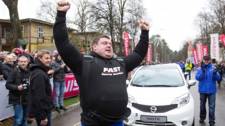 Realizare excepţională! Cel mai puternic om din lume a tras după el 12 automobile (VIDEO)