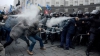Violenţe în Ucraina! Protestatarii au aruncat cu pietre în forţele de ordine, iar poliţiştii au răspuns cu gaze lacrimogene