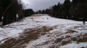 Lipsa zăpezii dă peste cap turismul românesc: Pârtia din Predeal riscă să fie închisă, iar patronii pensiunilor fluieră a pagubă