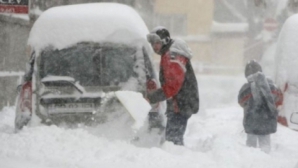COD ROŞU de viscol în România: Ninsorile nu contenesc, iar zeci de sate sunt rupte de lume (VIDEO)